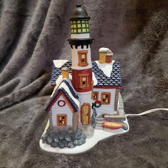 The Village Collection St Nicholas Square 1997 LIGHTHOUSE Illuminated (No Box) - Picture 1 of 13